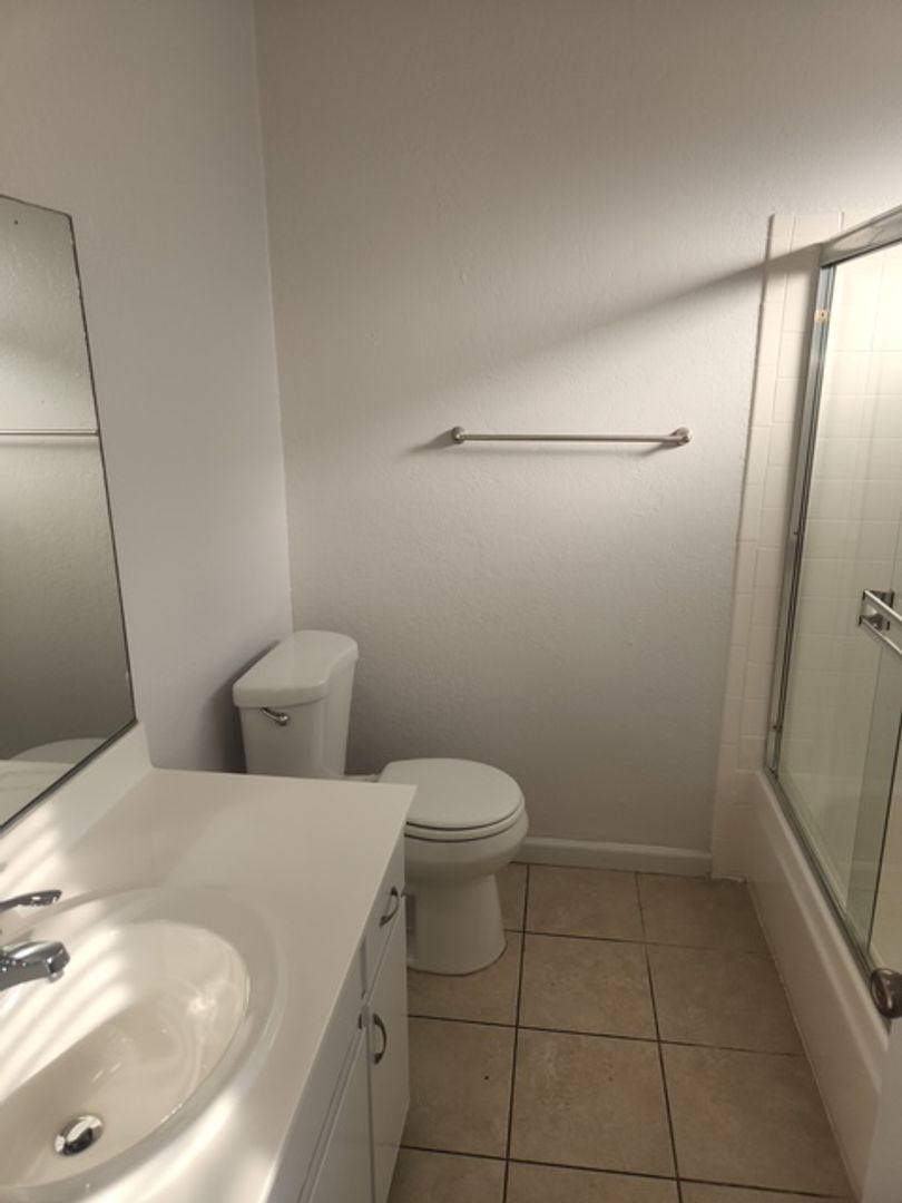 Apartment for rent at 5809 N Reseda Blvd, Tarzana, CA 91356
