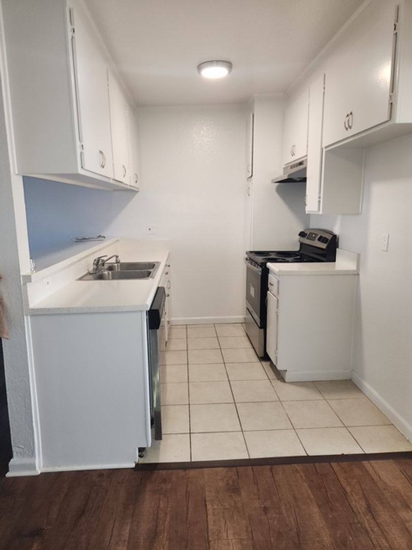 Apartment for rent at 5809 N Reseda Blvd, Tarzana, CA 91356