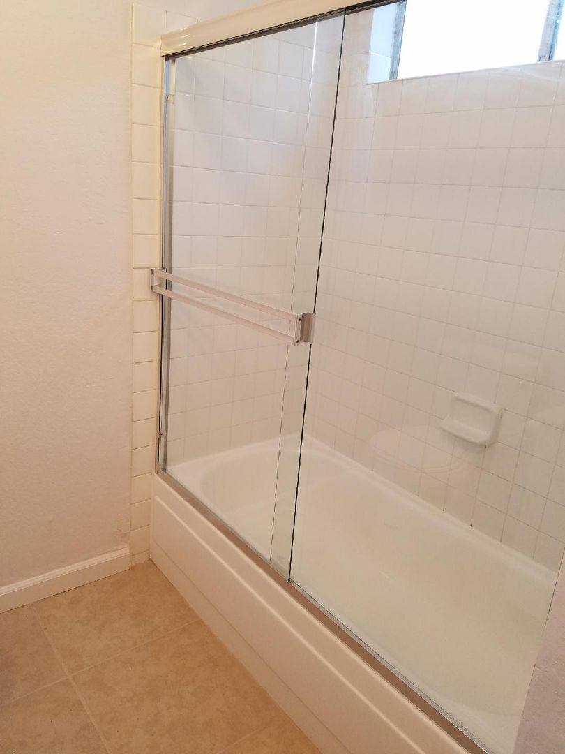 Apartment for rent at 5809 N Reseda Blvd, Tarzana, CA 91356