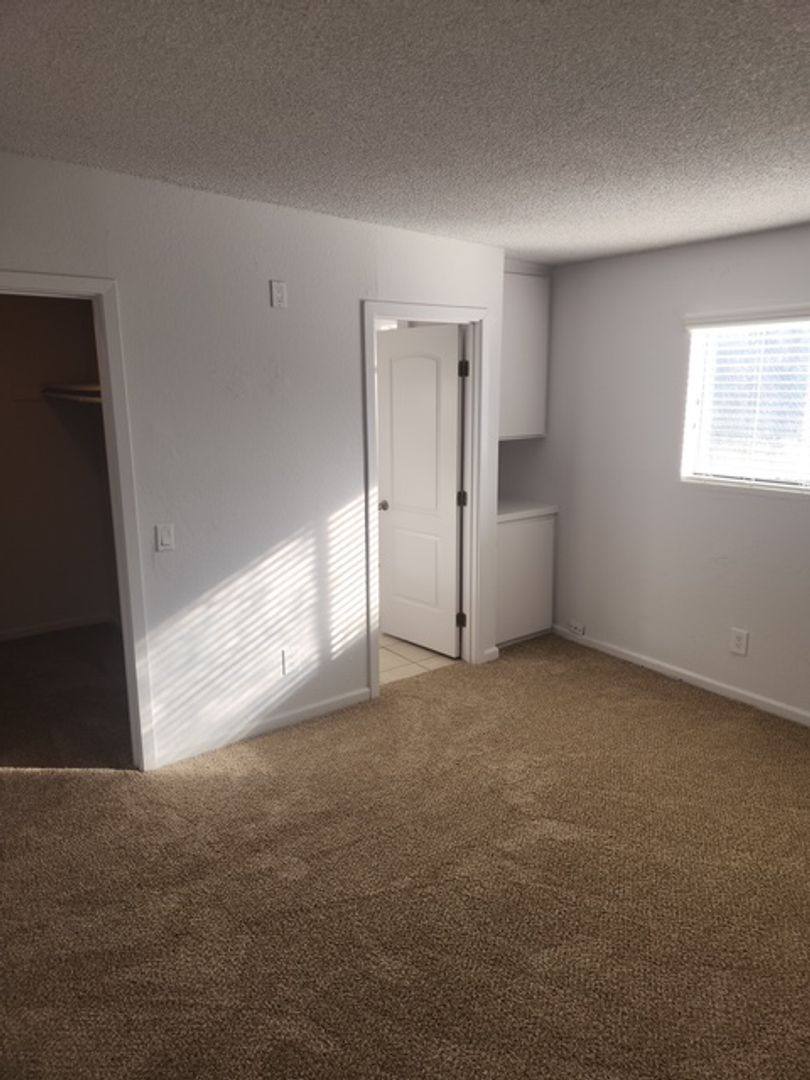 Apartment for rent at 5809 N Reseda Blvd, Tarzana, CA 91356