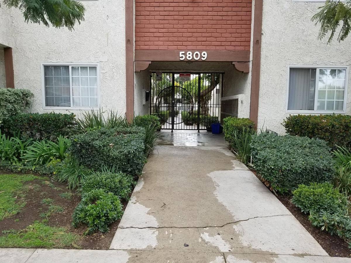 Apartment for rent at 5809 N Reseda Blvd, Tarzana, CA 91356