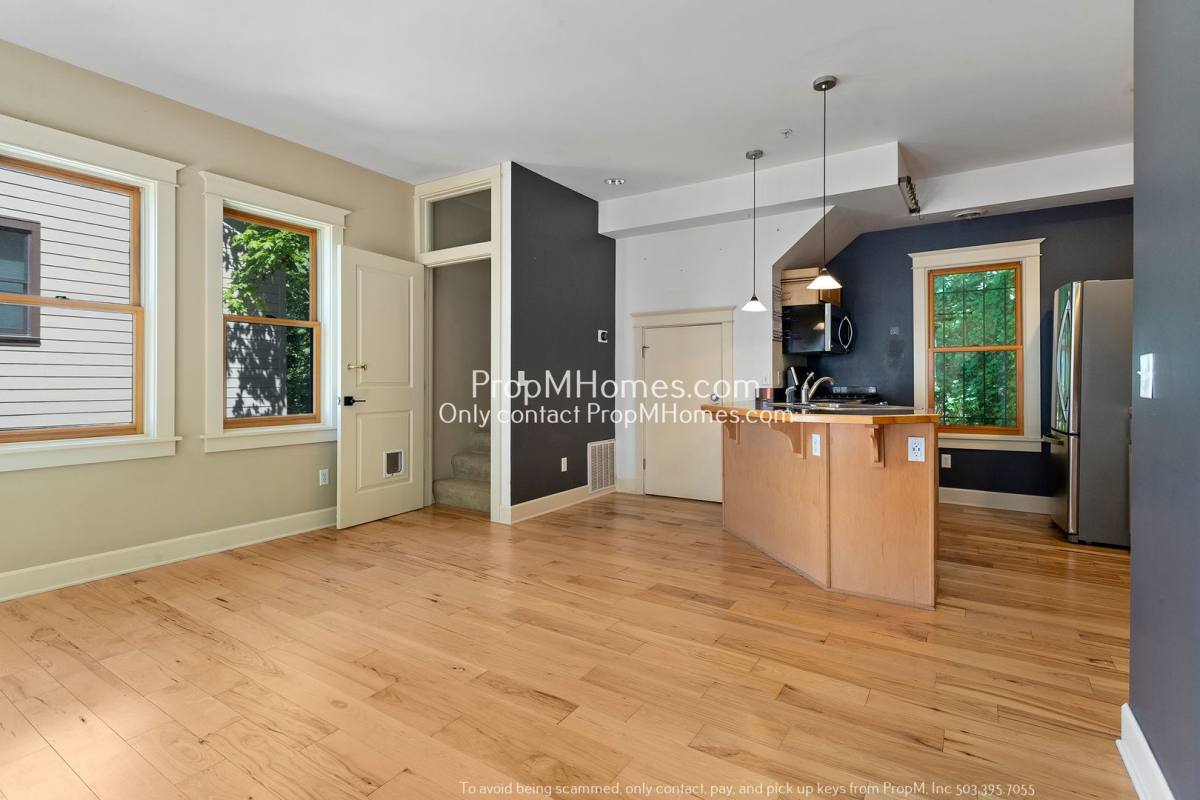 Townhouse for rent at 1822 SW 18th Ave, Portland, OR 97201