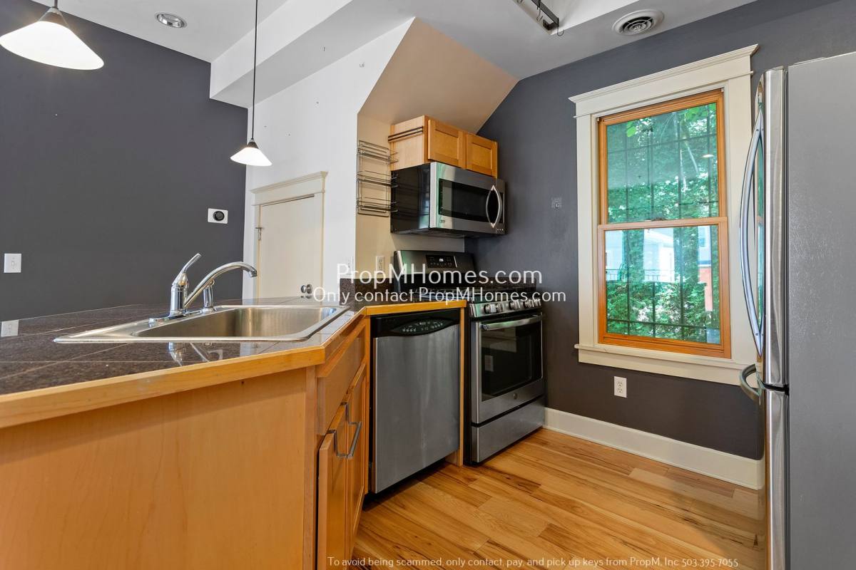 Townhouse for rent at 1822 SW 18th Ave, Portland, OR 97201