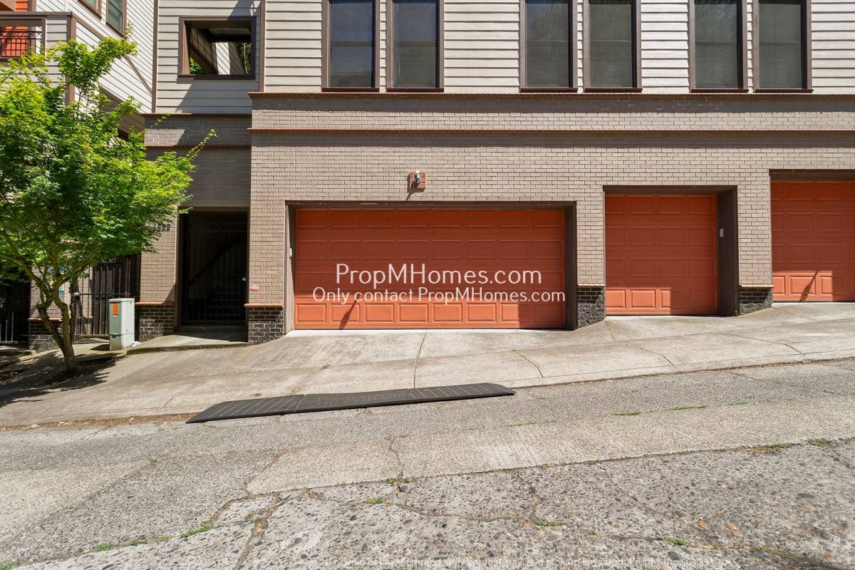Townhouse for rent at 1822 SW 18th Ave, Portland, OR 97201