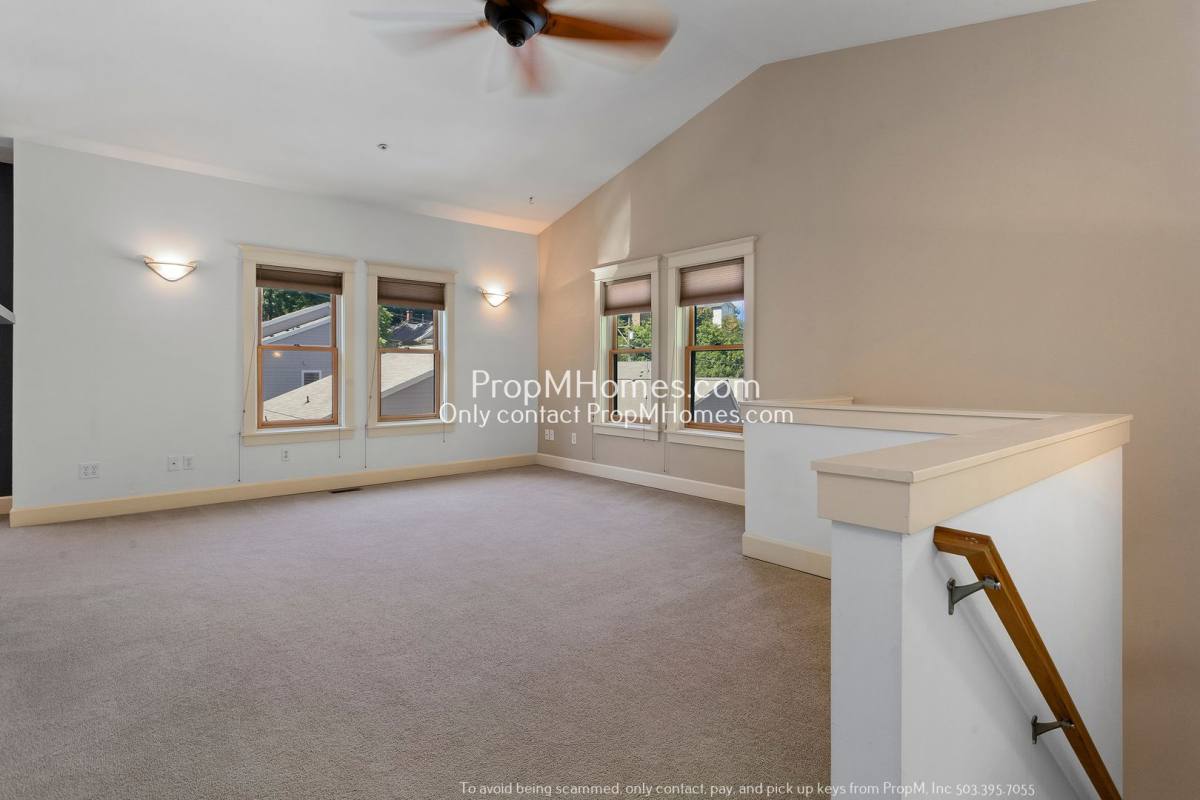 Townhouse for rent at 1822 SW 18th Ave, Portland, OR 97201