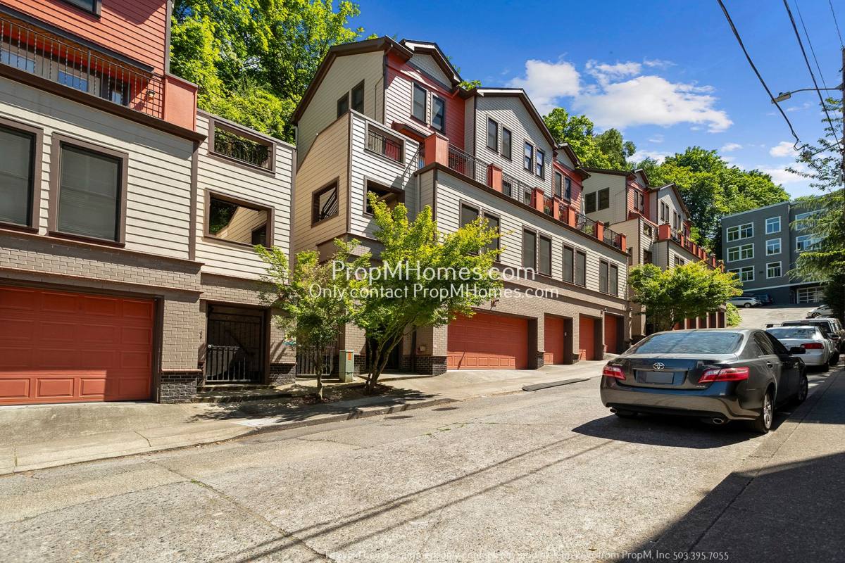 Townhouse for rent at 1822 SW 18th Ave, Portland, OR 97201