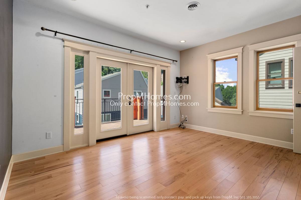 Townhouse for rent at 1822 SW 18th Ave, Portland, OR 97201