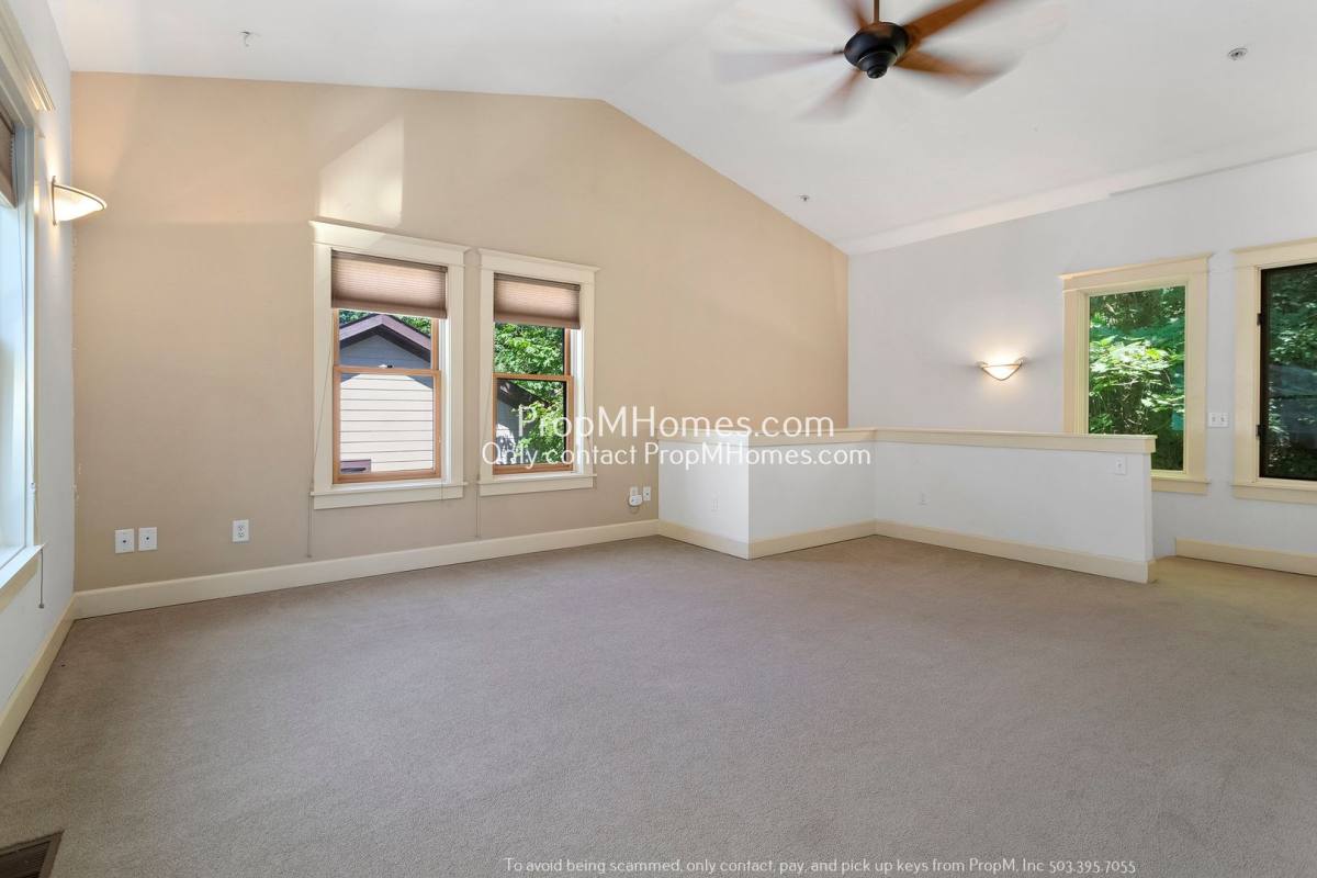 Townhouse for rent at 1822 SW 18th Ave, Portland, OR 97201