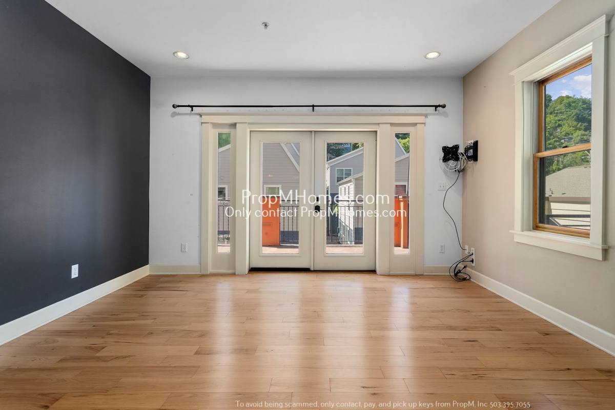 Townhouse for rent at 1822 SW 18th Ave, Portland, OR 97201