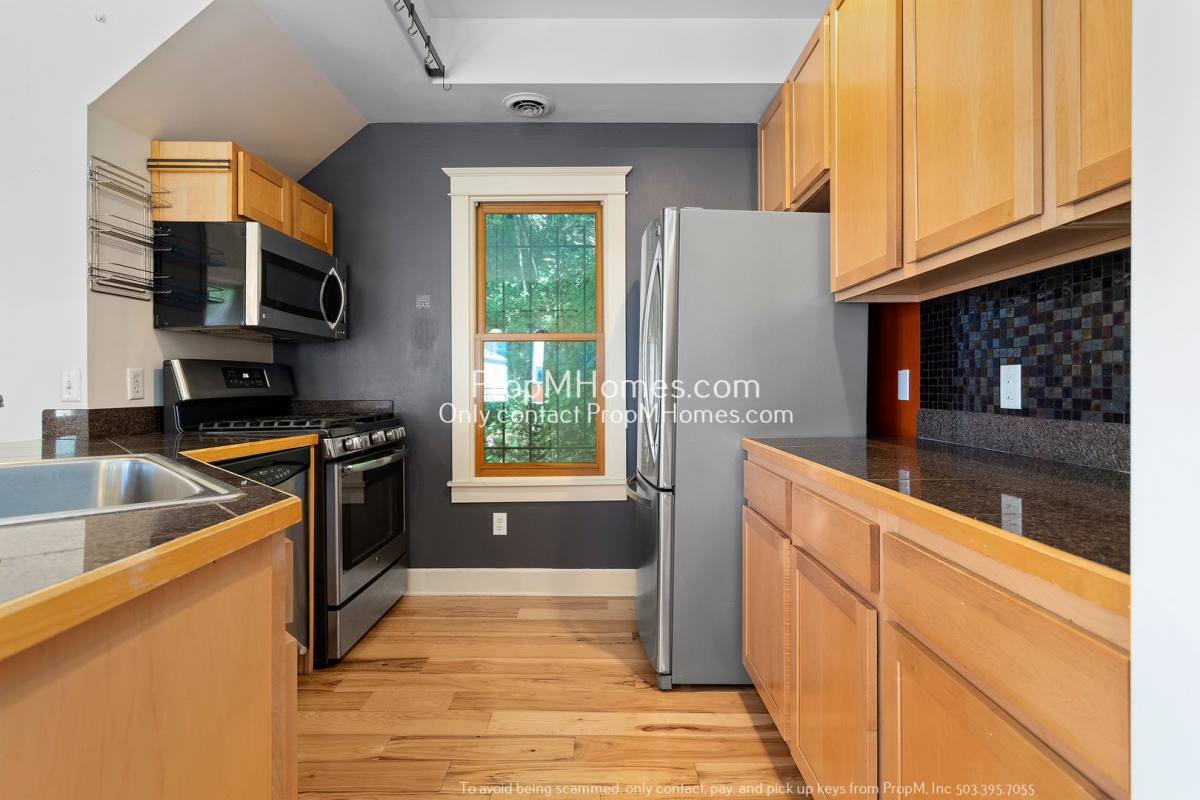 Townhouse for rent at 1822 SW 18th Ave, Portland, OR 97201