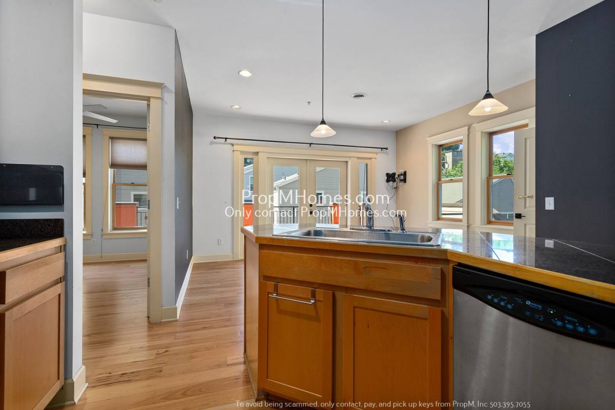 Townhouse for rent at 1822 SW 18th Ave, Portland, OR 97201