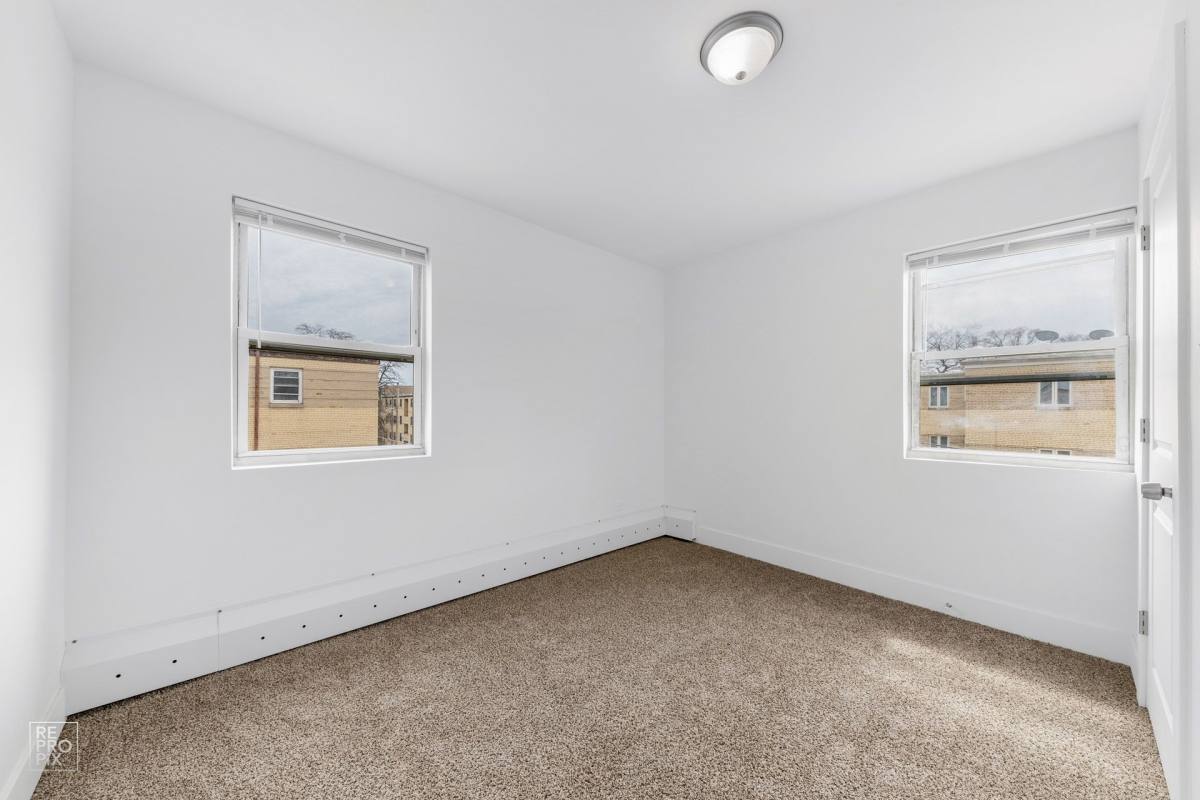 Apartment for rent at 2025 E 72nd St, Chicago, IL 60649