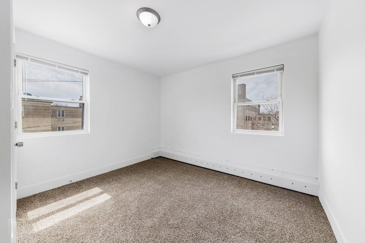 Apartment for rent at 2025 E 72nd St, Chicago, IL 60649