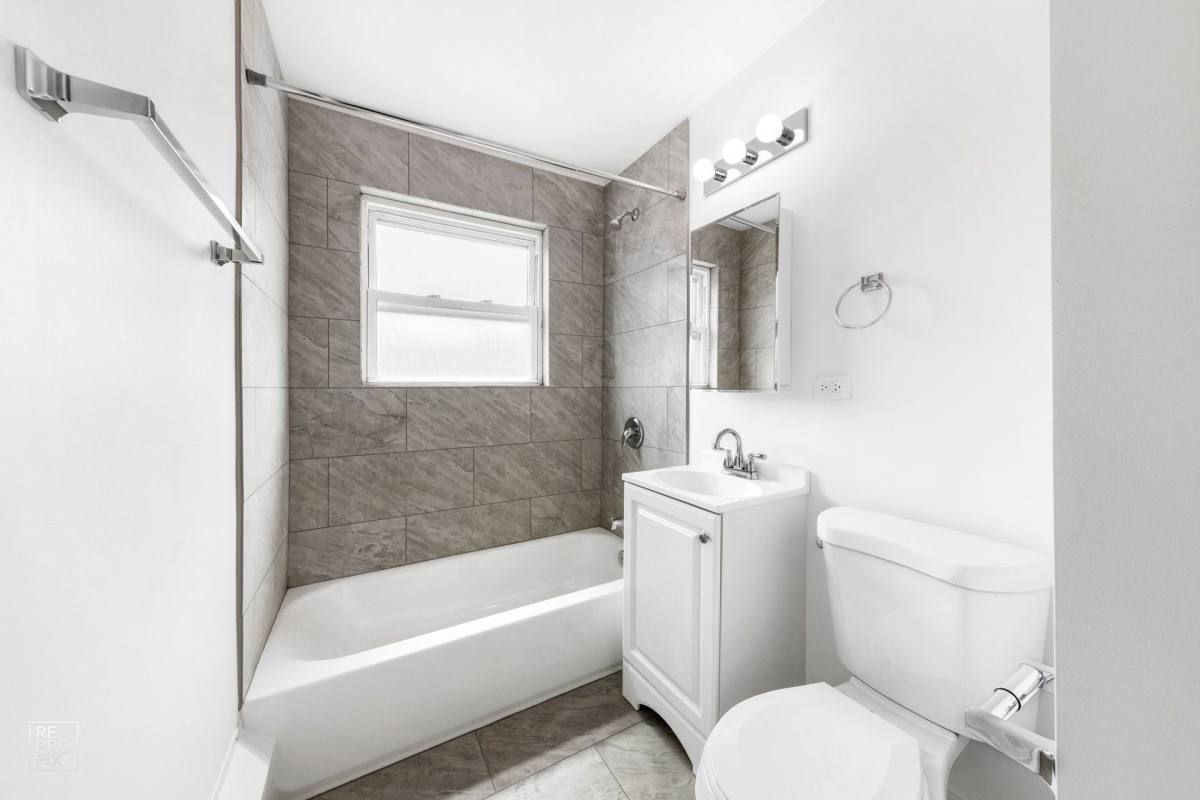 Apartment for rent at 2025 E 72nd St, Chicago, IL 60649