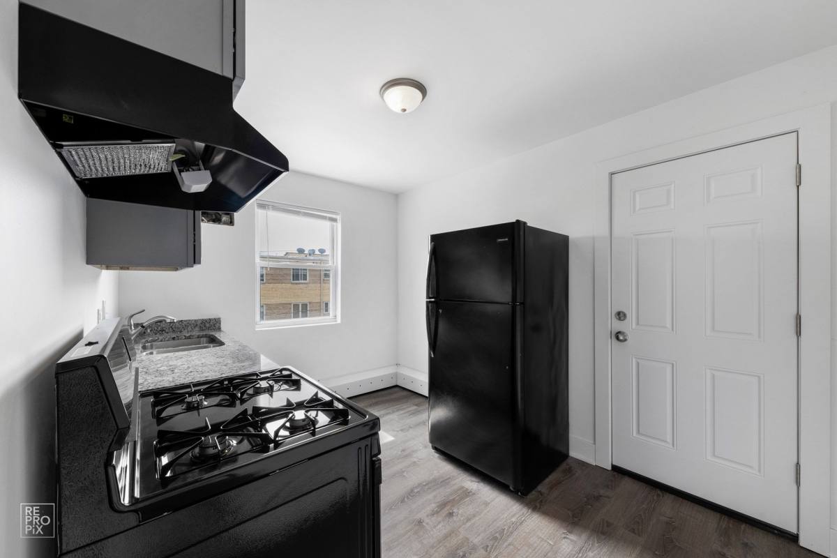 Apartment for rent at 2025 E 72nd St, Chicago, IL 60649