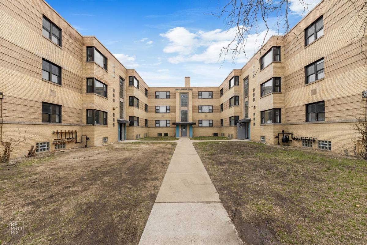 Apartment for rent at 2025 E 72nd St, Chicago, IL 60649