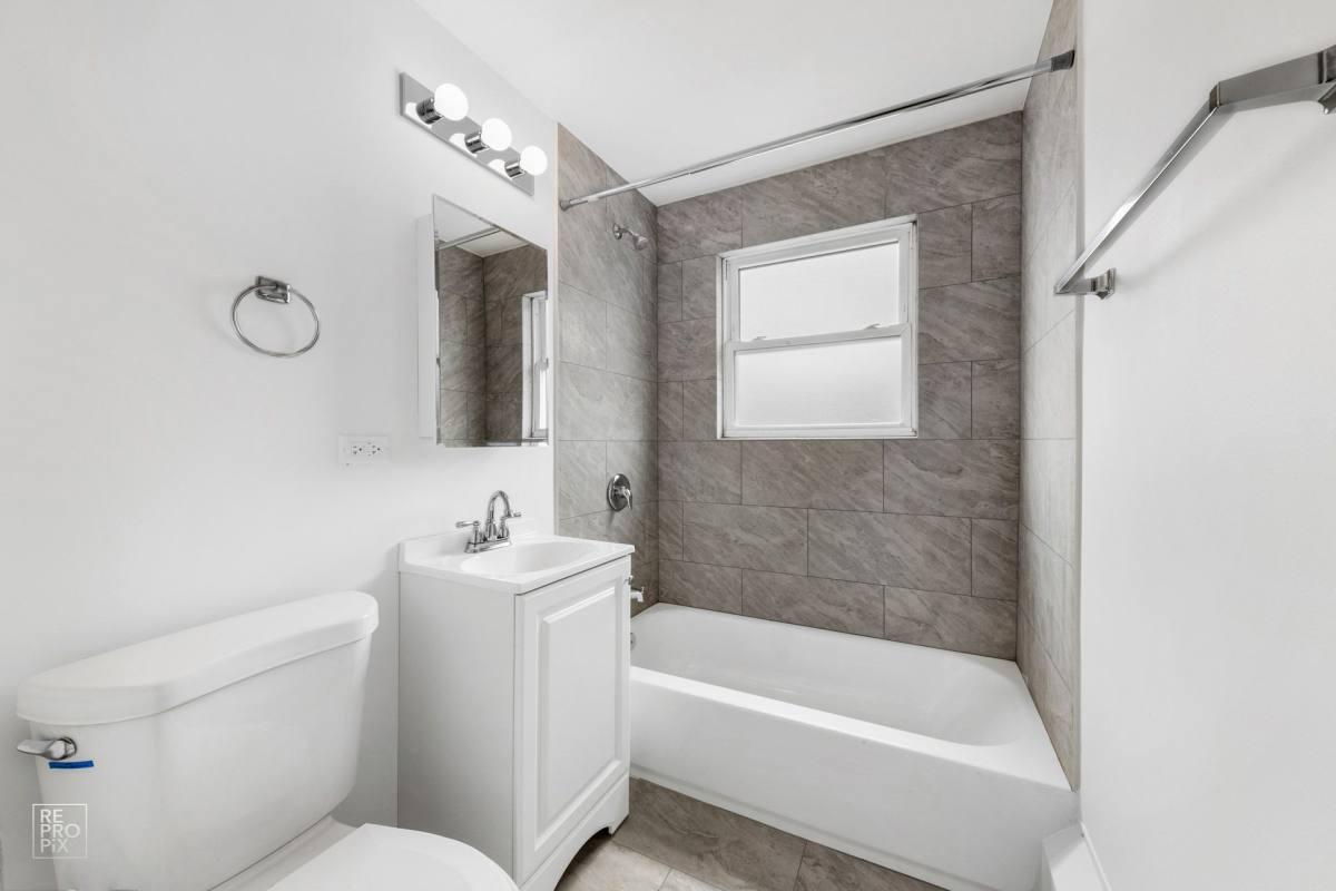 Apartment for rent at 2025 E 72nd St, Chicago, IL 60649