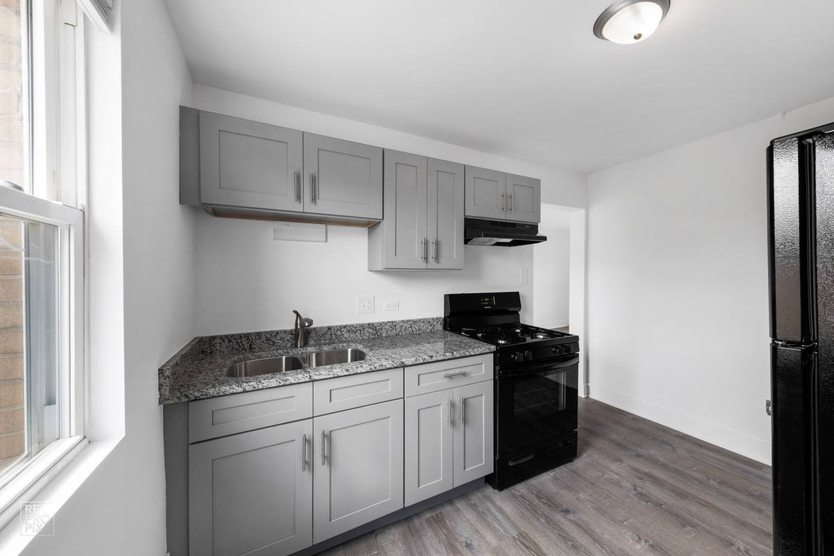 Apartment for rent at 2025 E 72nd St, Chicago, IL 60649