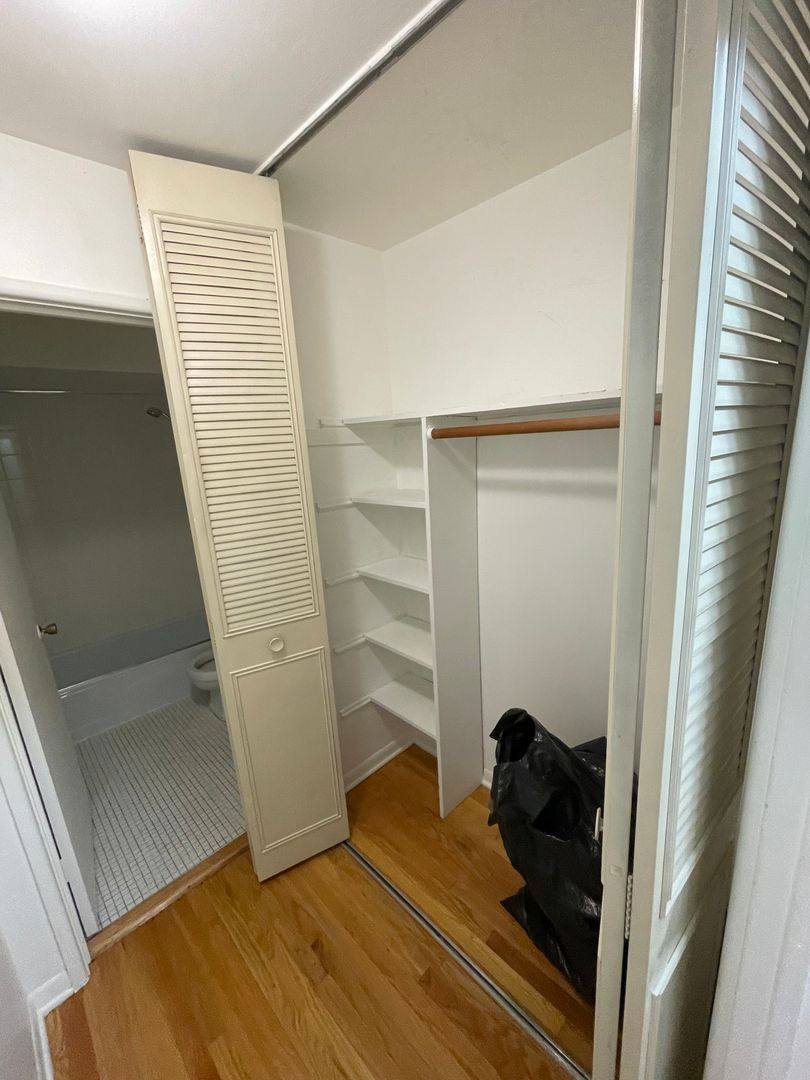 Apartment for rent at 468 W Melrose St, Chicago, IL 60657