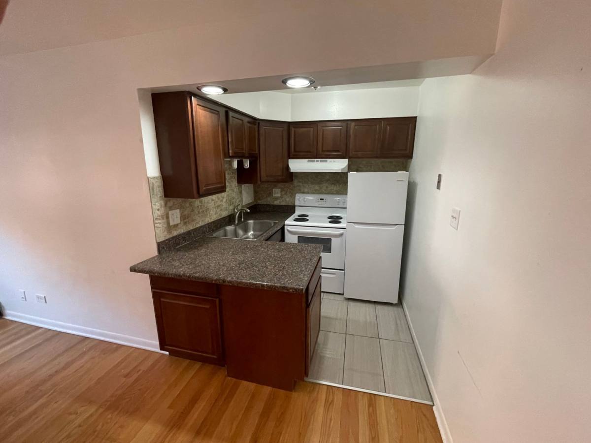 Apartment for rent at 468 W Melrose St, Chicago, IL 60657