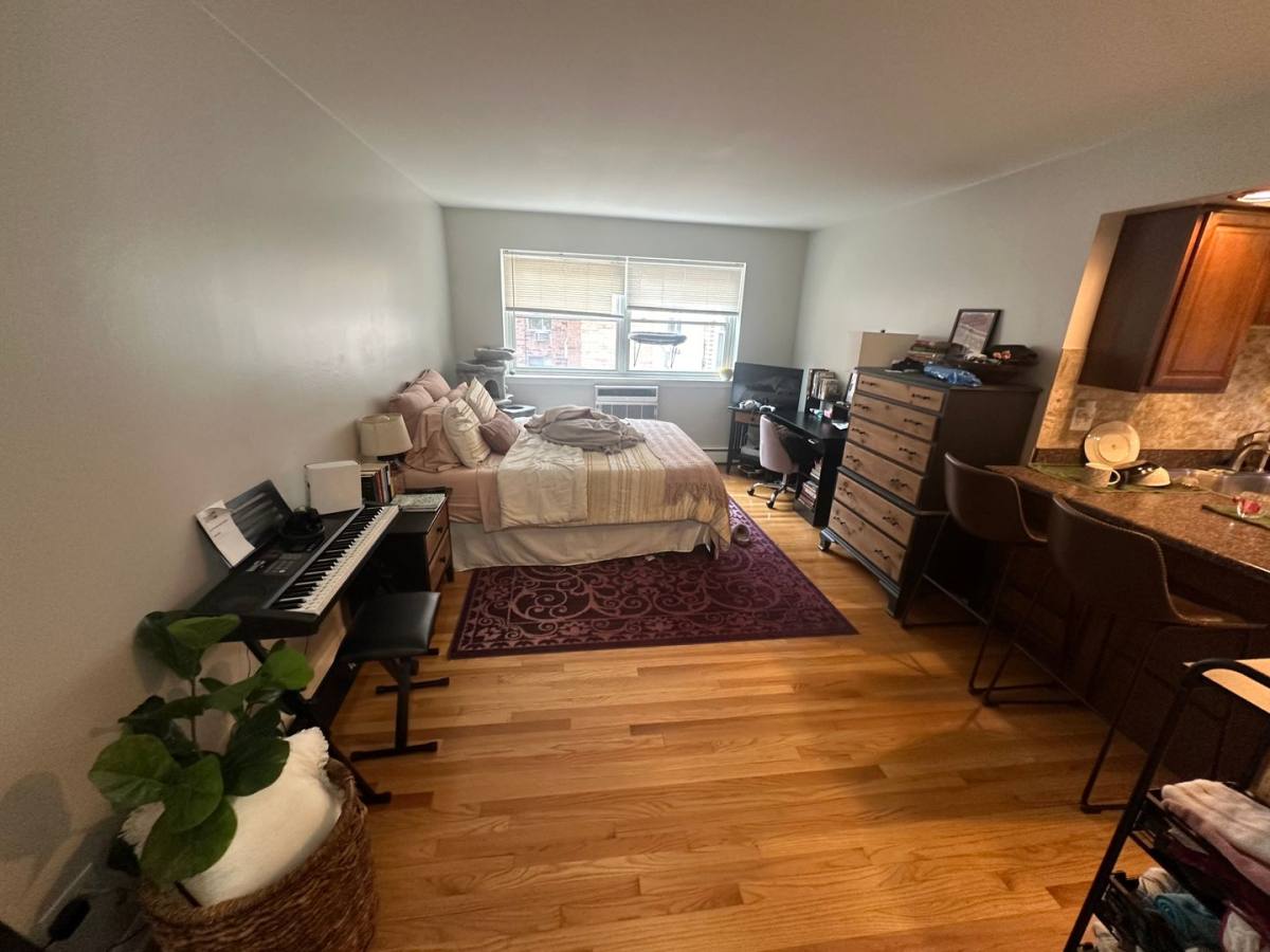 Apartment for rent at 468 W Melrose St, Chicago, IL 60657