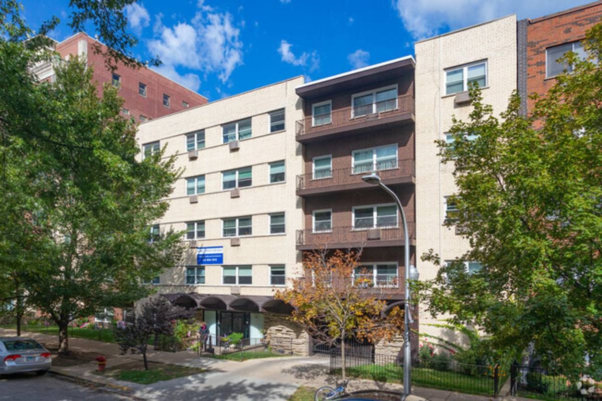 Apartment for rent at 468 W Melrose St, Chicago, IL 60657