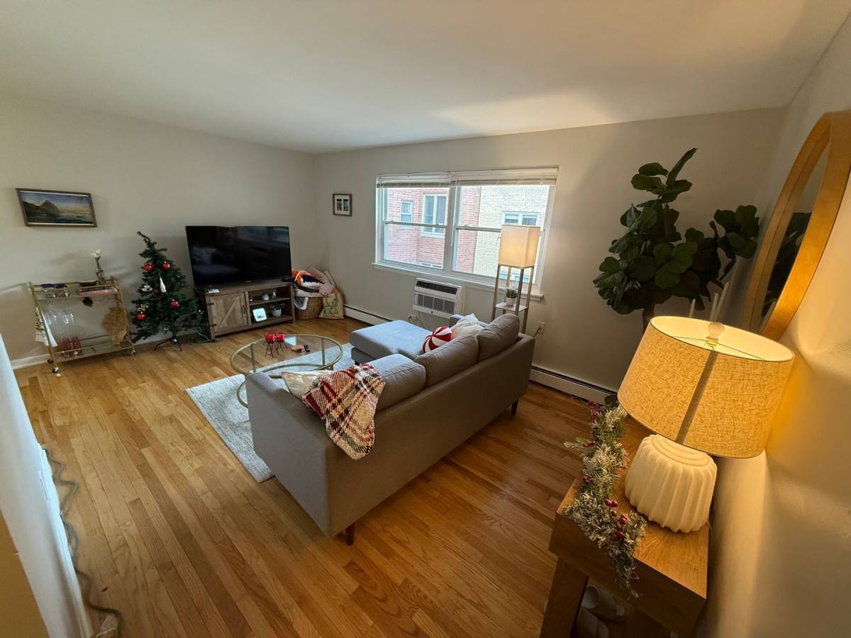 Apartment for rent at 468 W Melrose St, Chicago, IL 60657