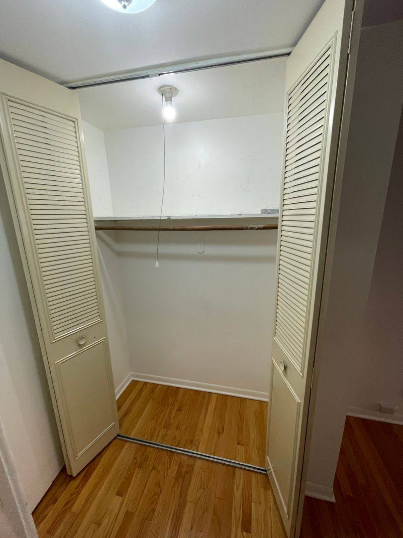 Apartment for rent at 468 W Melrose St, Chicago, IL 60657