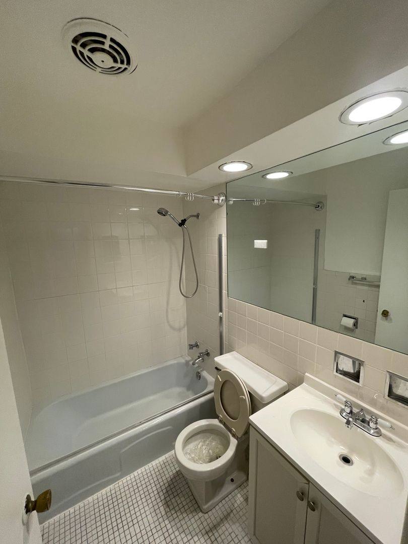 Apartment for rent at 468 W Melrose St, Chicago, IL 60657