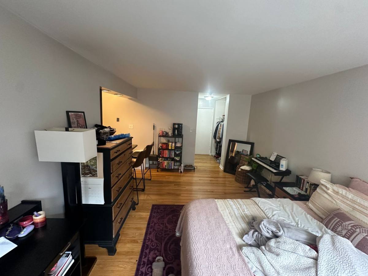 Apartment for rent at 468 W Melrose St, Chicago, IL 60657