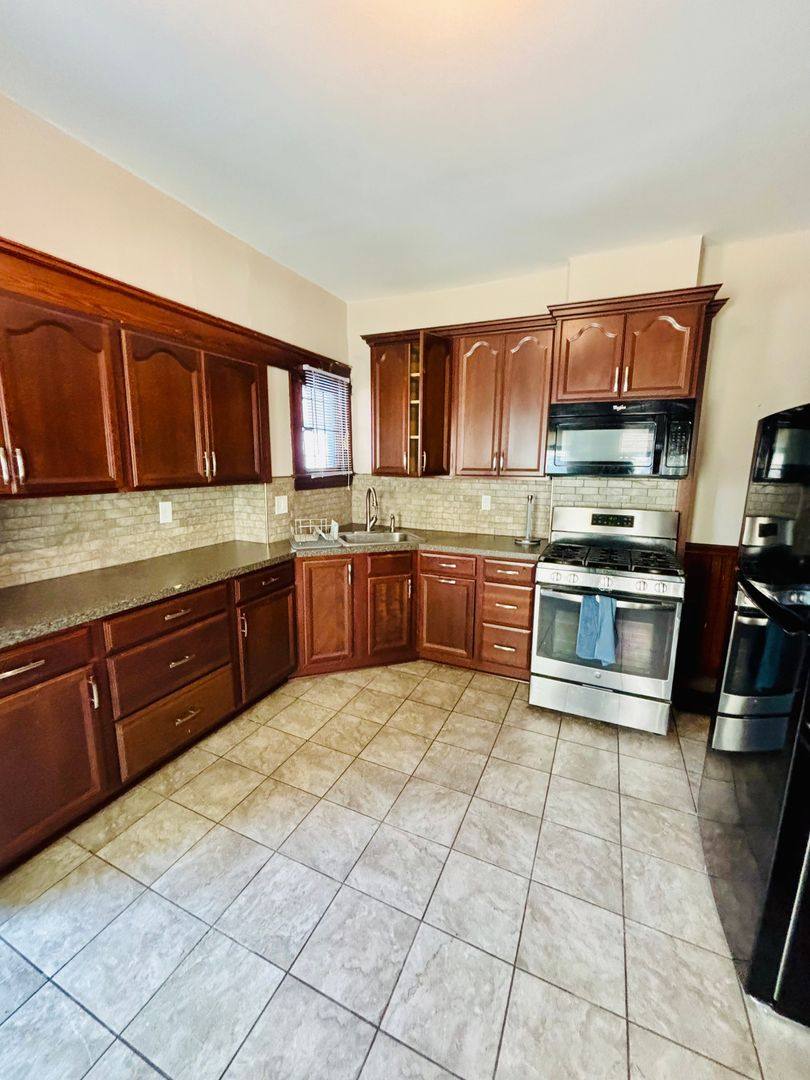 Townhouse for rent at 1555 E 118th St, Cleveland, OH 44106