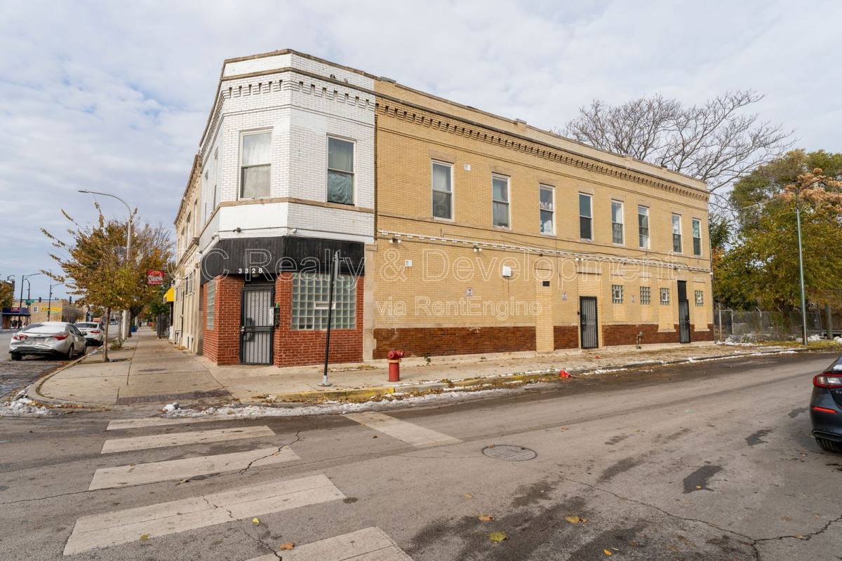 Apartment for rent at 3328 W Chicago Ave #2R, Chicago, IL 60651