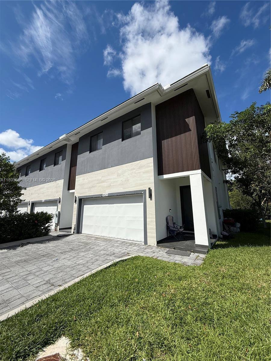 Townhouse for rent at 4625 SW 32nd Ave, Okeechobee, FL 34974