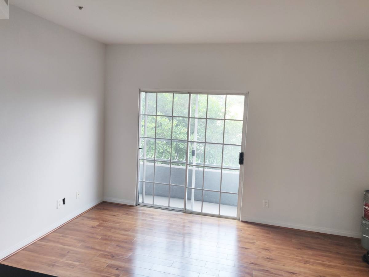 Townhouse for rent at 10650 Moorpark St, North Hollywood, CA 91602