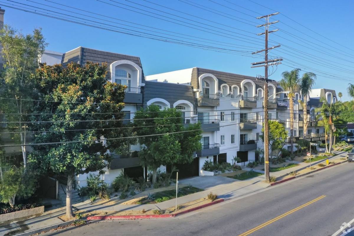Townhouse for rent at 10650 Moorpark St, North Hollywood, CA 91602