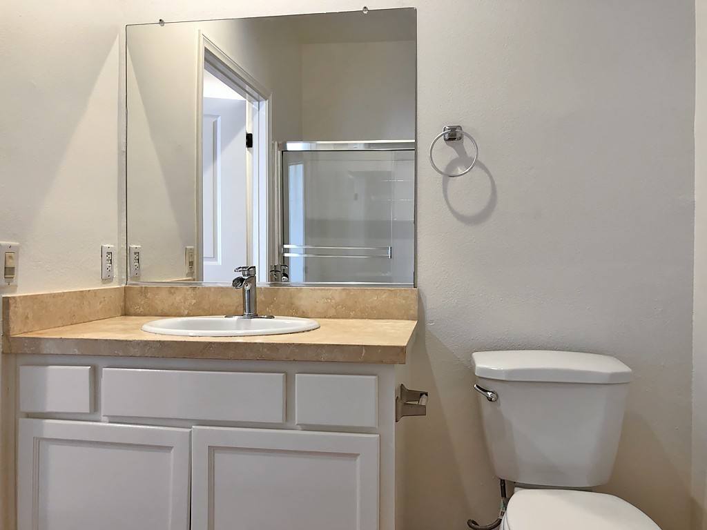 Townhouse for rent at 10650 Moorpark St, North Hollywood, CA 91602
