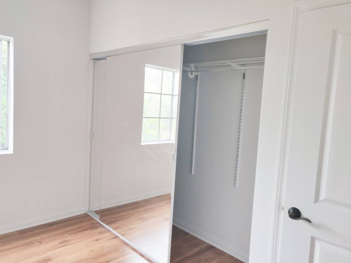 Townhouse for rent at 10650 Moorpark St, North Hollywood, CA 91602