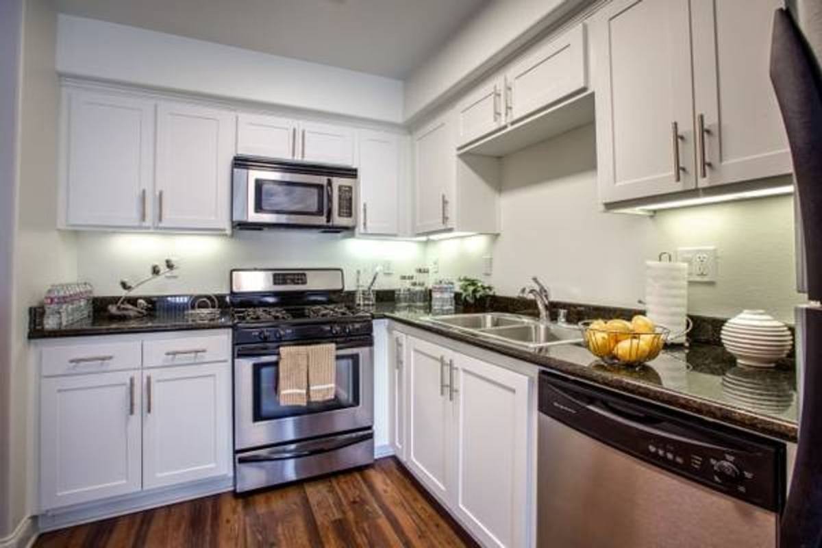 Townhouse for rent at 10650 Moorpark St, North Hollywood, CA 91602