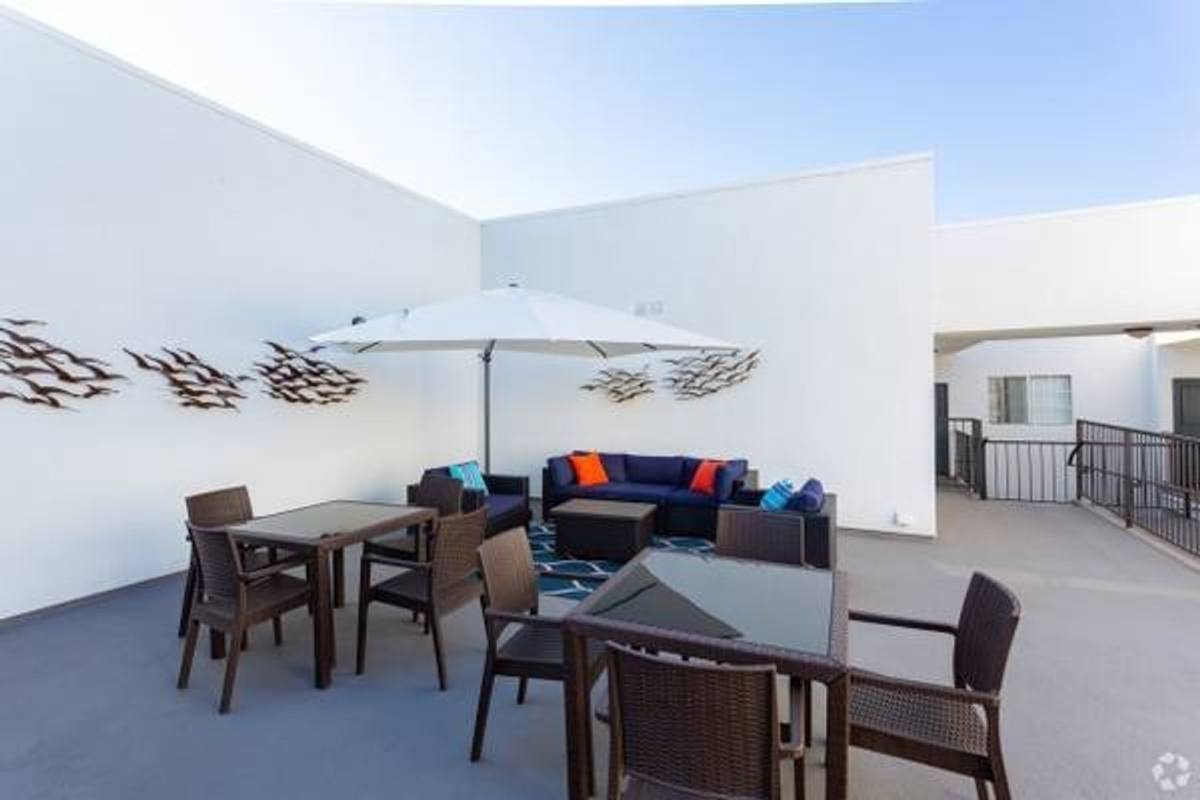Townhouse for rent at 10650 Moorpark St, North Hollywood, CA 91602