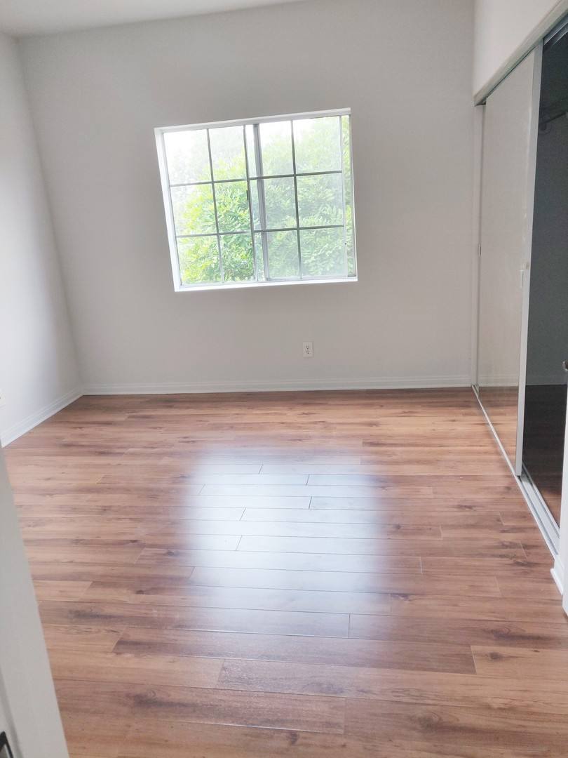 Townhouse for rent at 10650 Moorpark St, North Hollywood, CA 91602