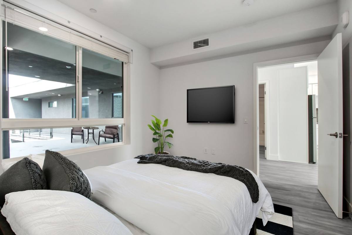 Apartment for rent at 11848 Vanowen St, North Hollywood, CA 91605