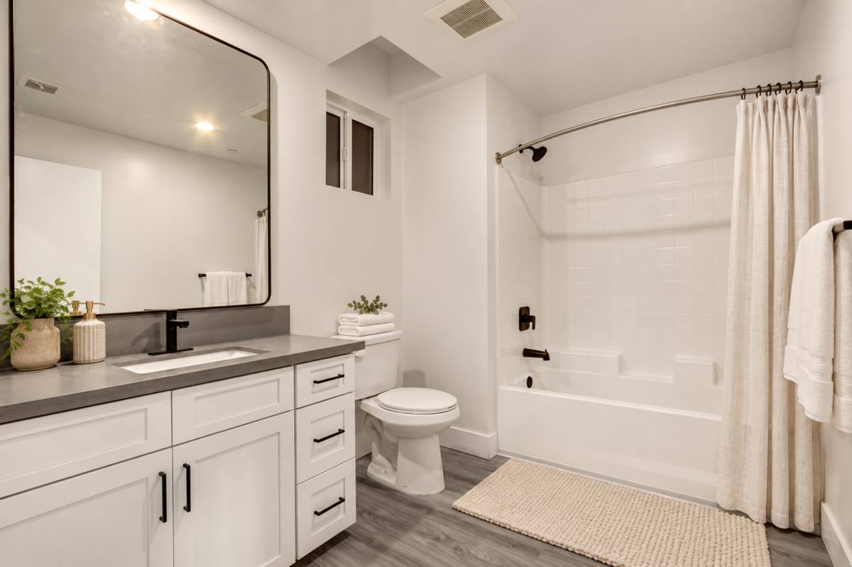 Apartment for rent at 11848 Vanowen St, North Hollywood, CA 91605