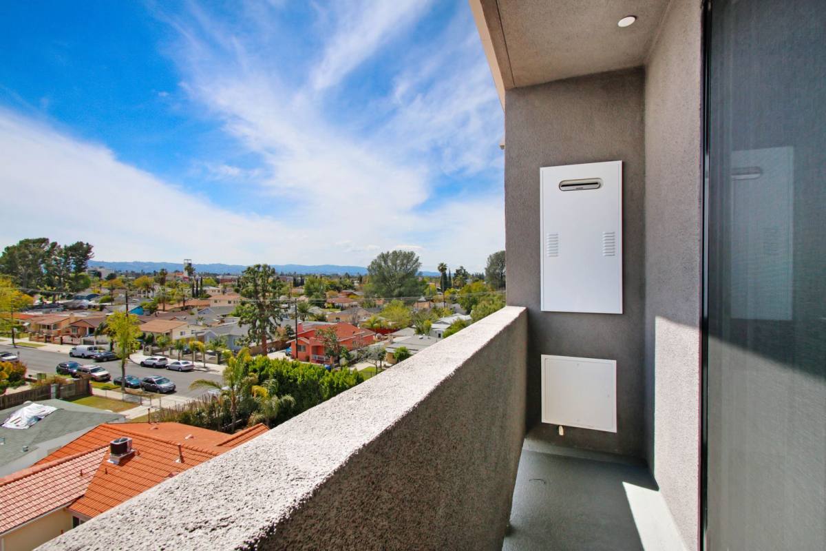 Apartment for rent at 11848 Vanowen St, North Hollywood, CA 91605