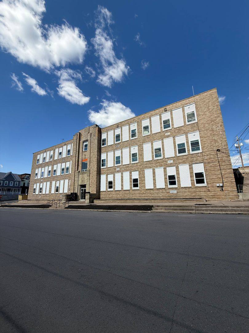 Apartment for rent at 137 W 4th St, Mount Carmel, PA 17851