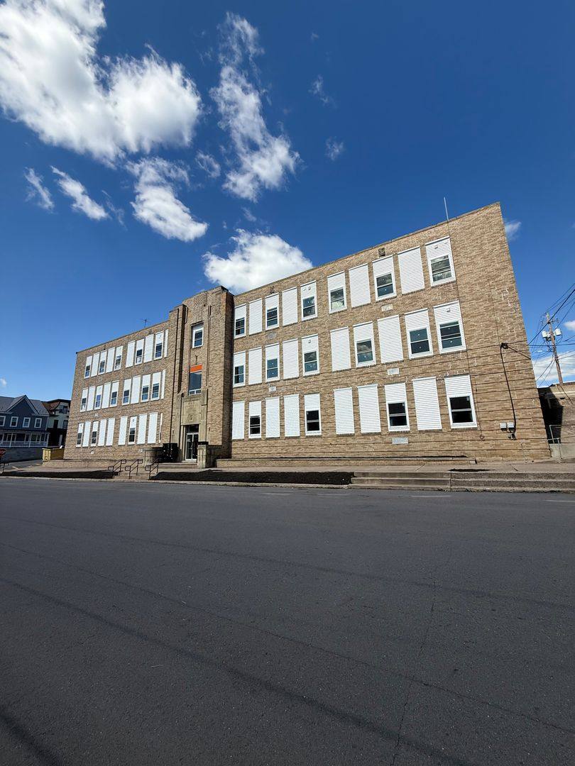 Apartment for rent at 137 W 4th St, Mount Carmel, PA 17851
