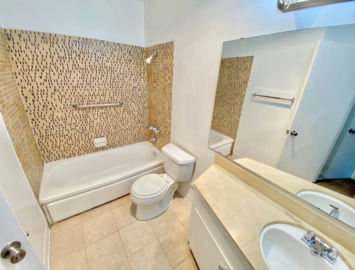 Apartment for rent at 2580 E Tahquitz Canyon Way, Palm Springs, CA 92262