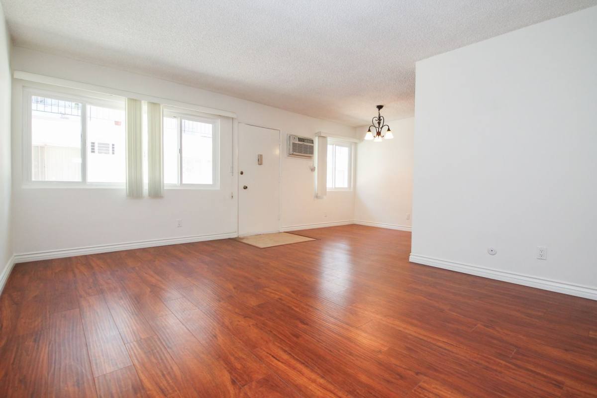 Apartment for rent at 519 N Hayworth Ave, Los Angeles, CA 90048
