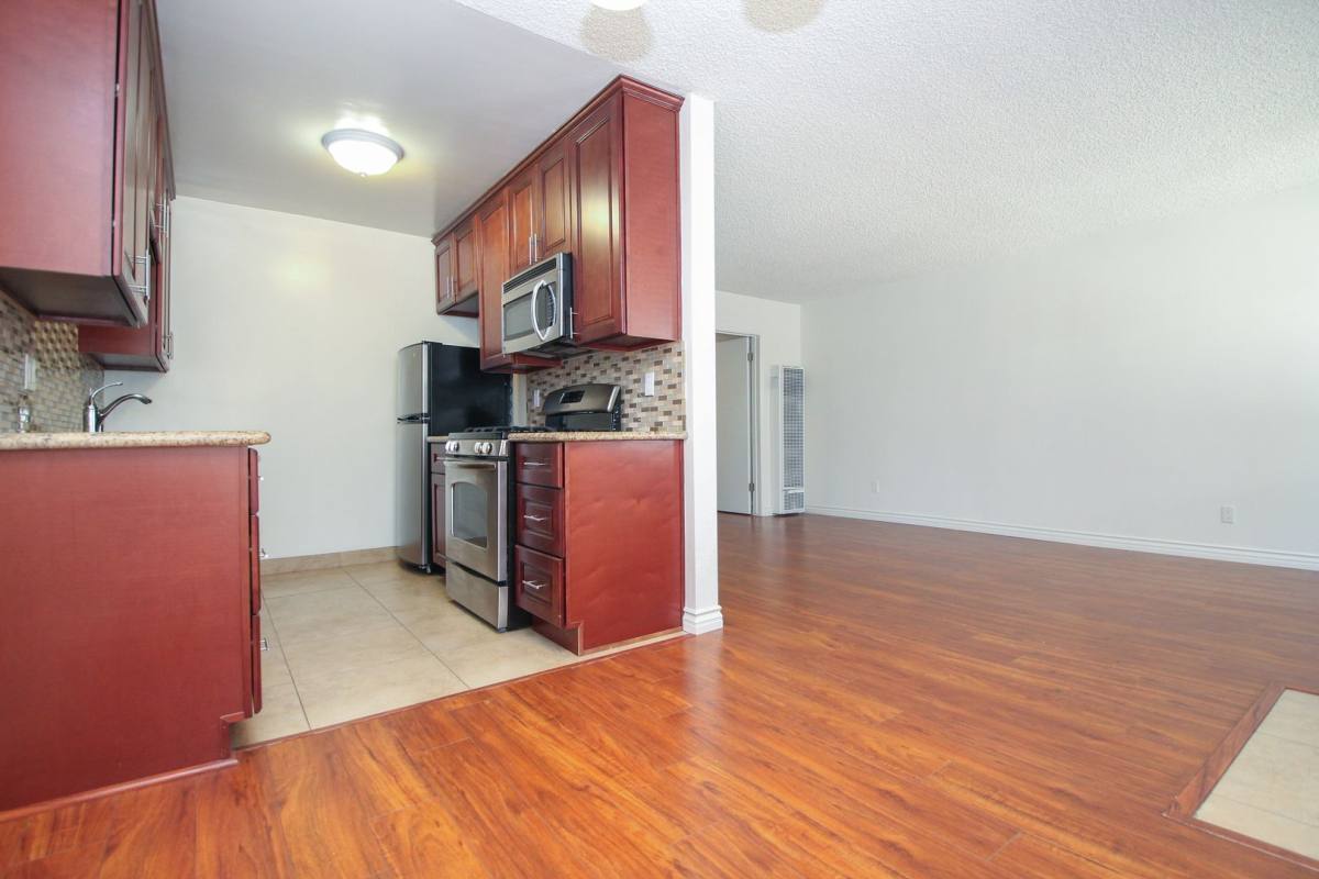 Apartment for rent at 519 N Hayworth Ave, Los Angeles, CA 90048