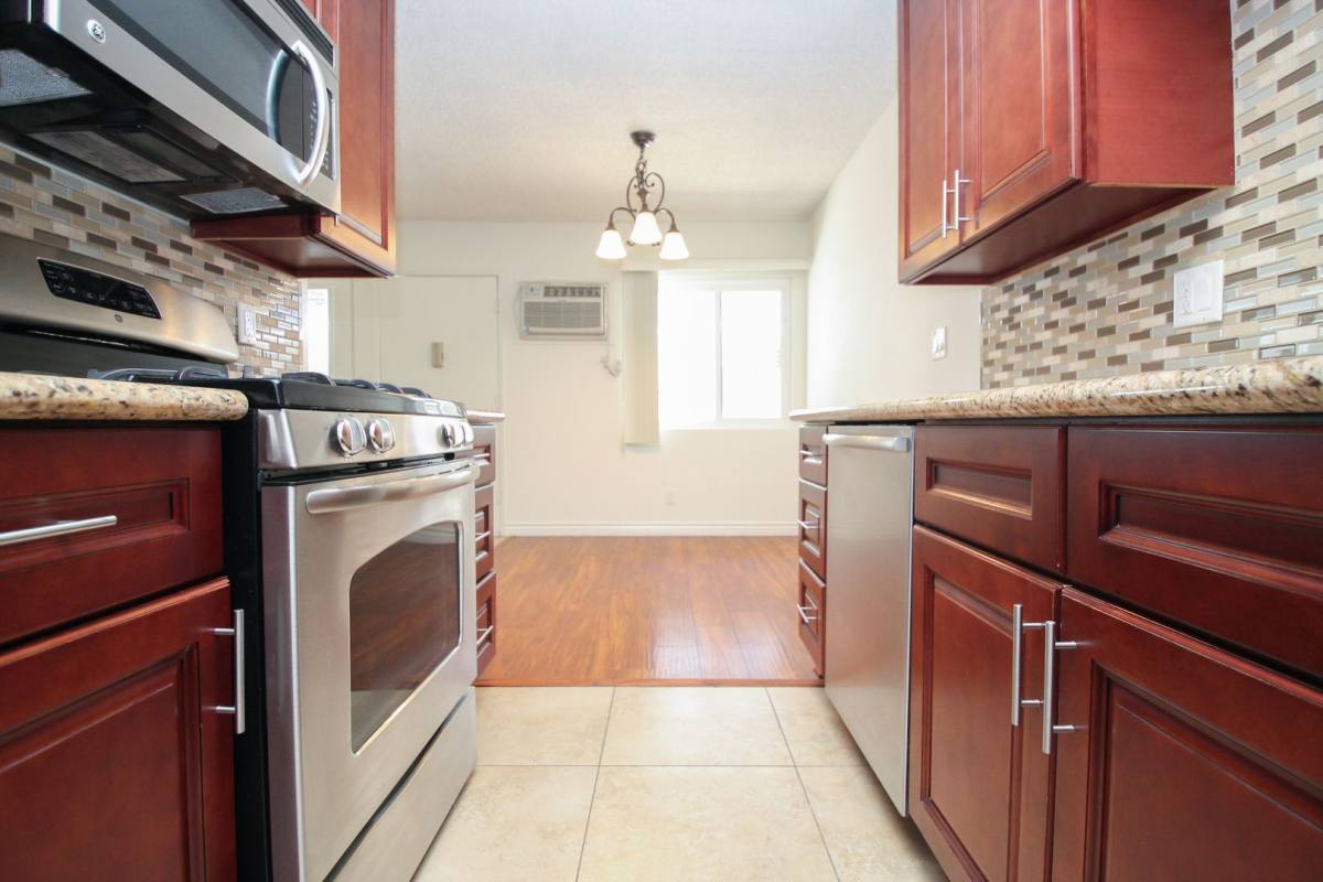 Apartment for rent at 519 N Hayworth Ave, Los Angeles, CA 90048