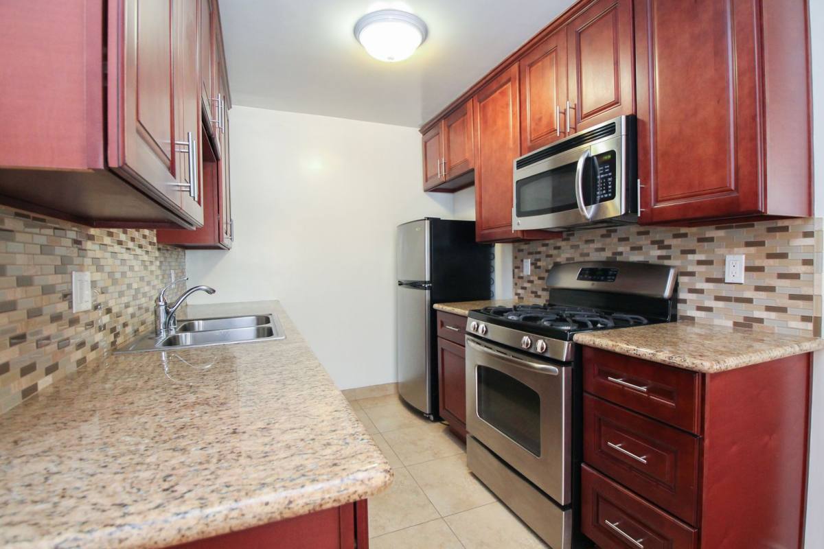 Apartment for rent at 519 N Hayworth Ave, Los Angeles, CA 90048